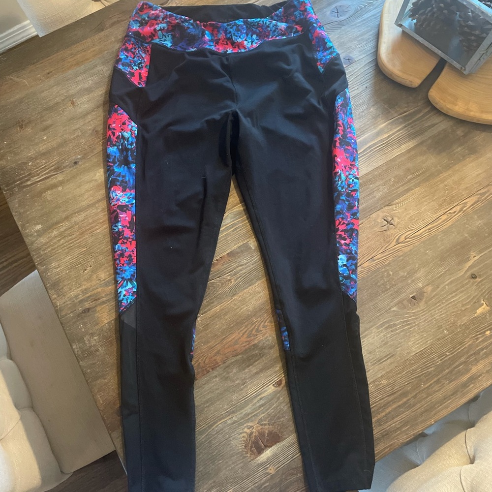 Workout leggings with trimmed color pattern